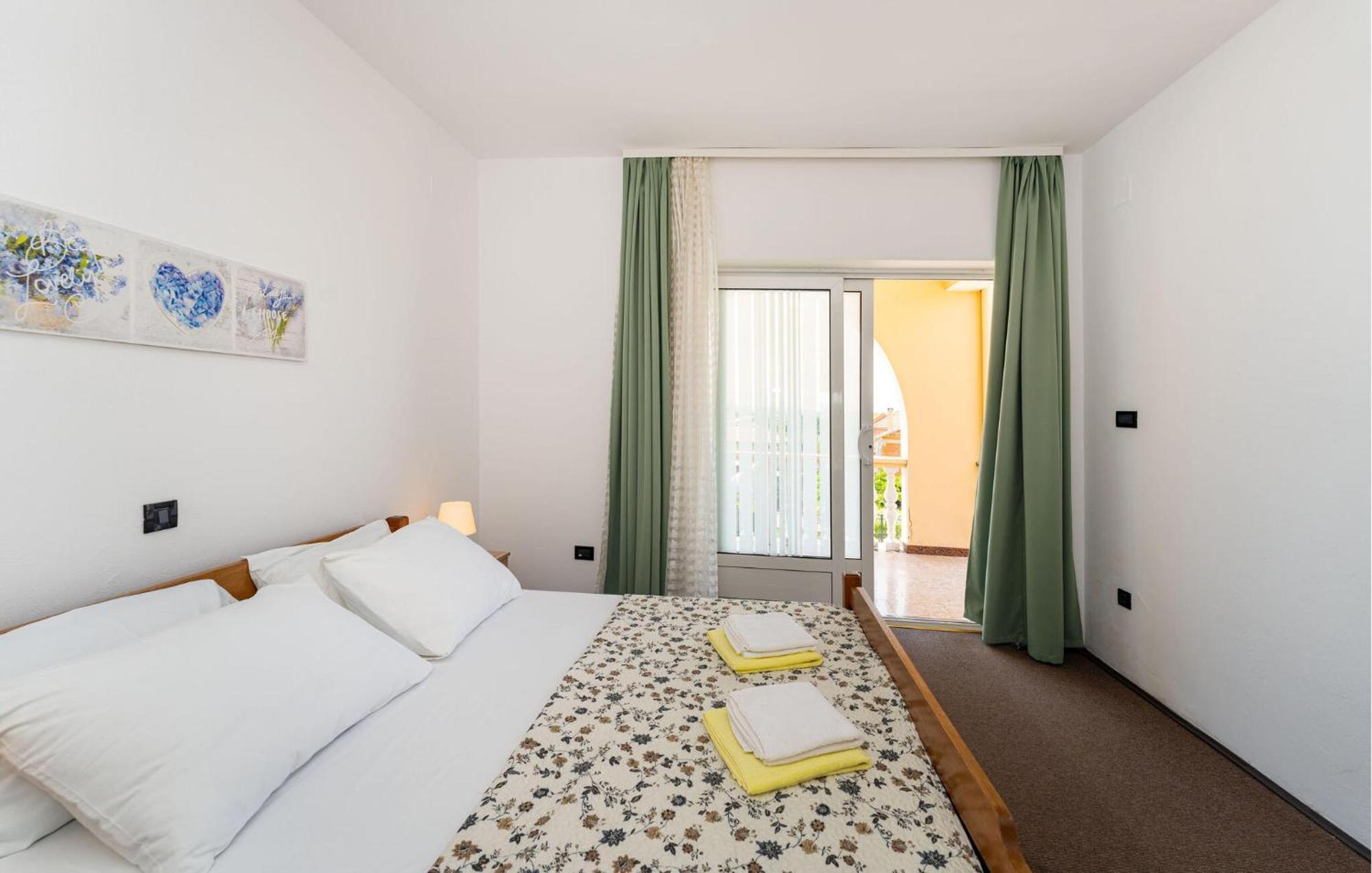 Beautiful Apartment In Galovac With Kitchen エクステリア 写真