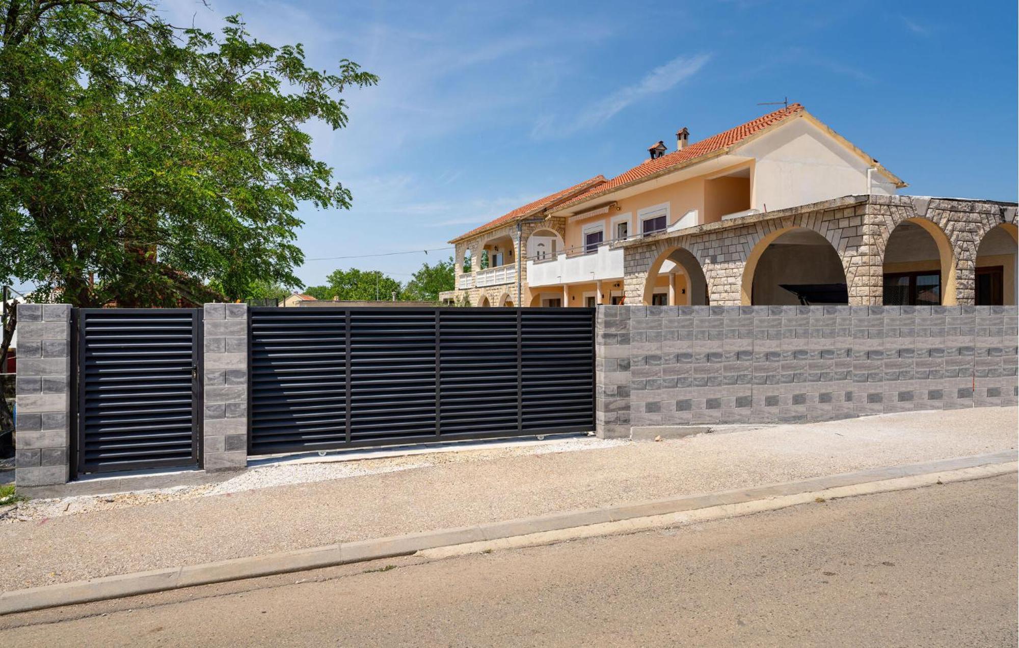 Beautiful Apartment In Galovac With Kitchen エクステリア 写真